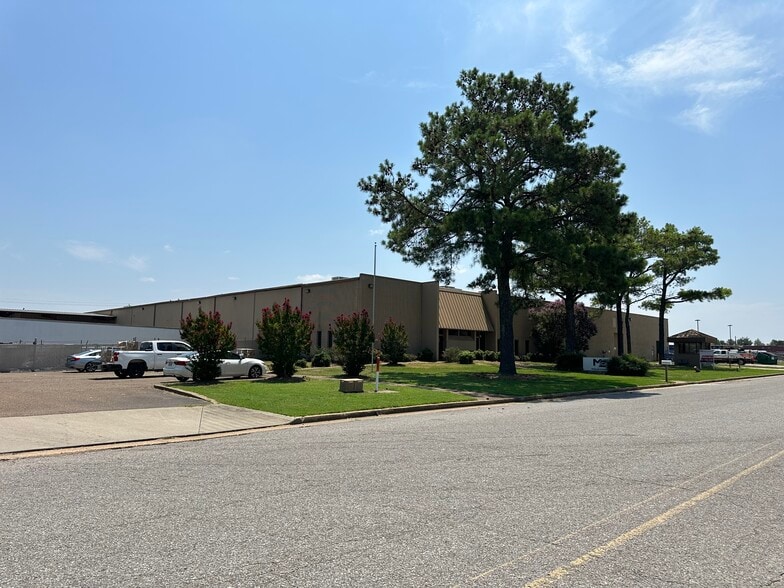 Primary Photo Of 8706 Deerfield Dr, Olive Branch Warehouse For Lease