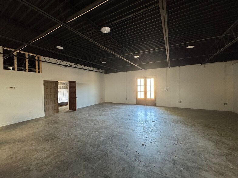 More Photos Of 705 Pershing Rd, Raleigh Showroom For Lease