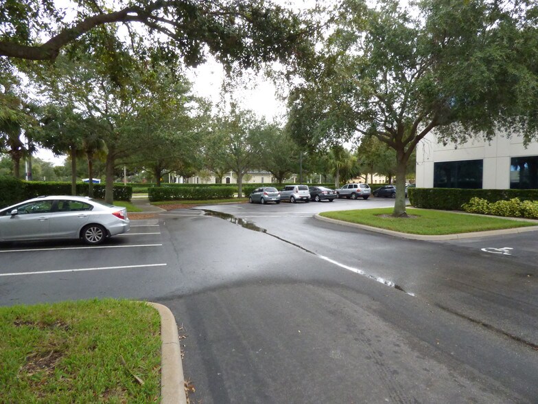 More Photos Of 6000 Metrowest Blvd, Orlando Office For Sale