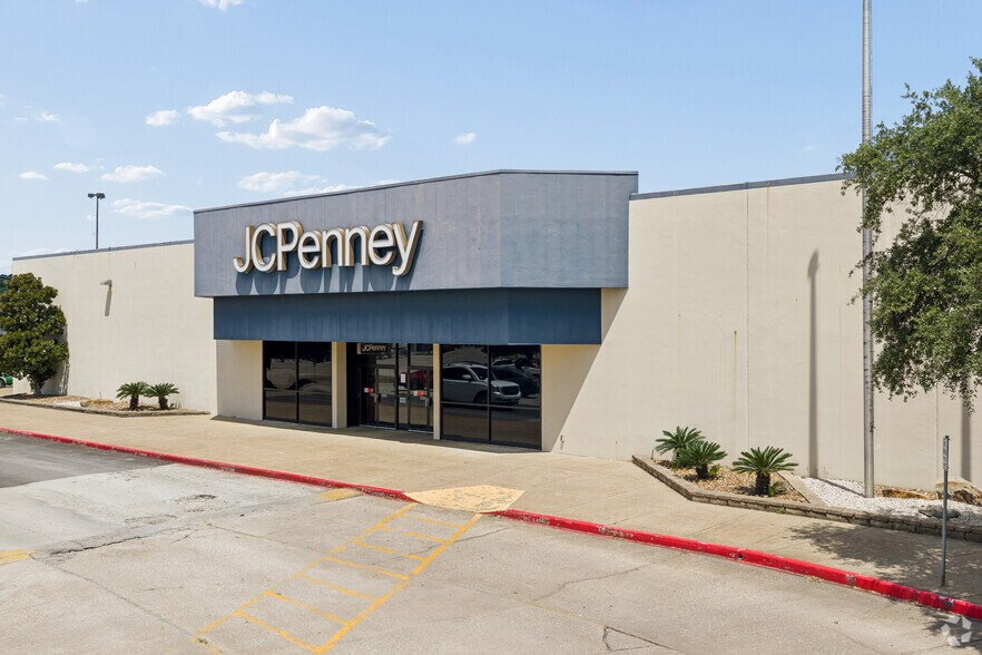 More Photos Of 4600 S Medford Dr, Lufkin General Retail For Sale