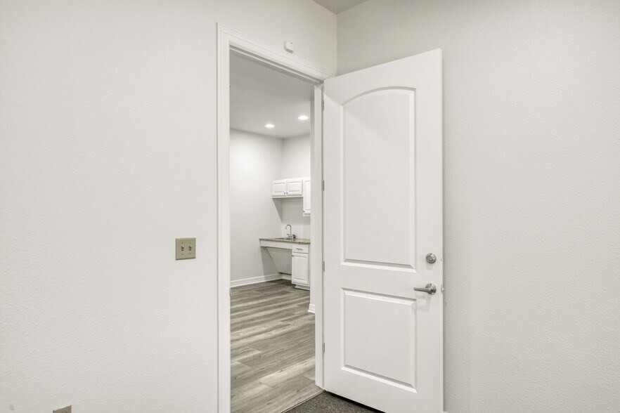 More Photos Of 5727 W I-10 Fwy, San Antonio Office For Lease