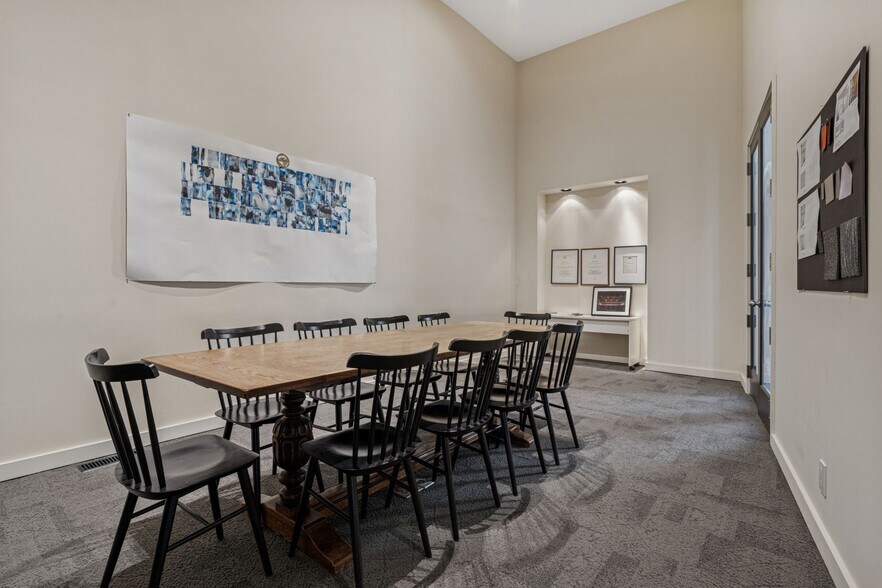 More Photos Of 942-944 W Huron St, Chicago General Retail For Sale