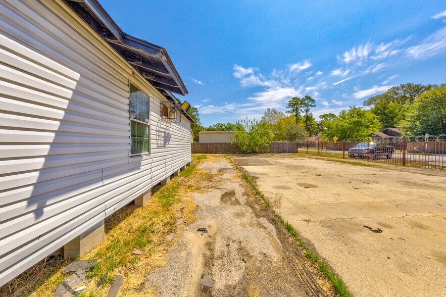 More Photos Of 8002-8004 Homestead, Houston Freestanding For Sale
