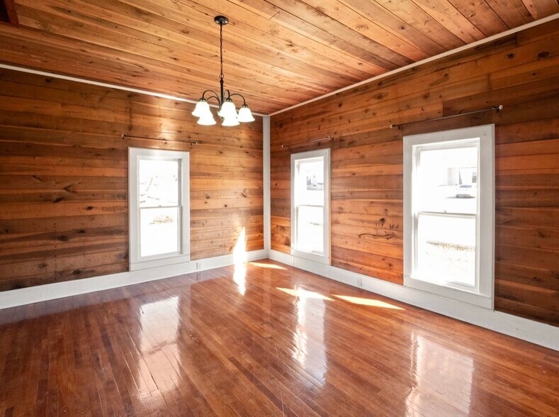 More Photos Of 615 E Main St, Scottsville Flex For Sale