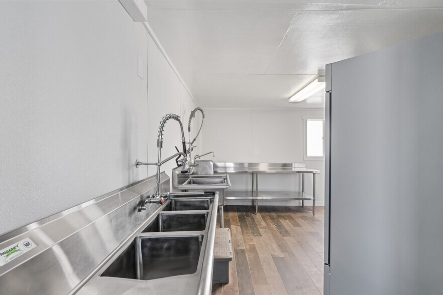 More Photos Of 40 Main St, Pacific Beach Office For Sale