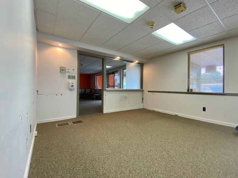 More Photos Of 915 N Hanover St, Elizabethtown Medical For Sale