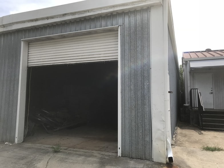 More Photos Of 876 Montreal Rd, Clarkston Warehouse For Lease