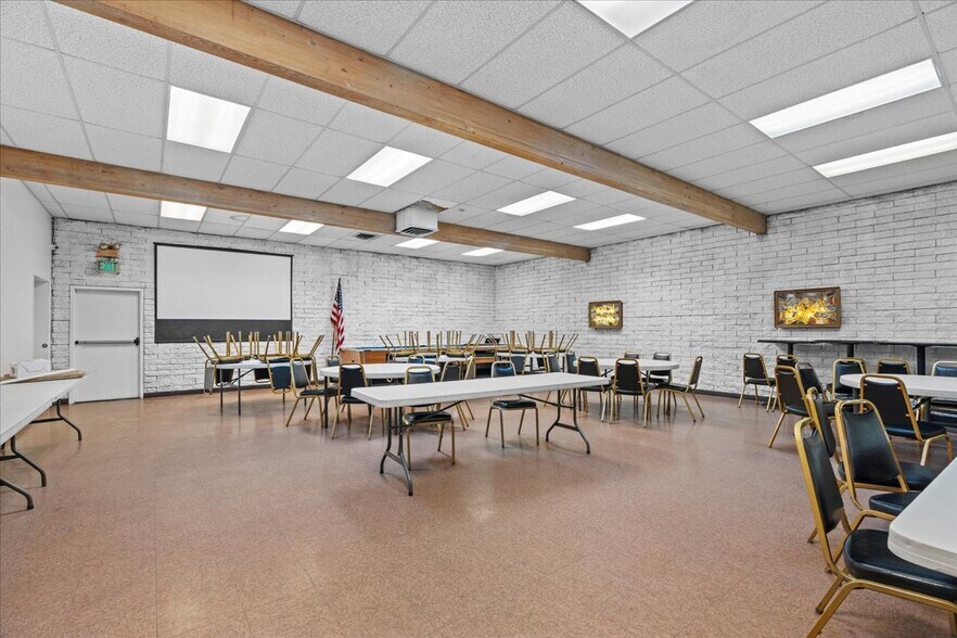 More Photos Of 535 S Columbia River Hwy, Saint Helens General Retail For Lease