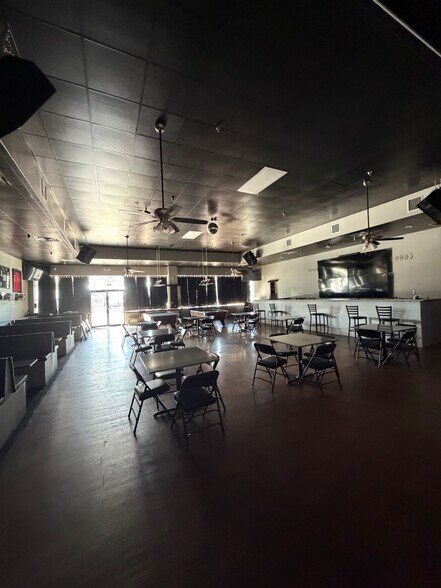 More Photos Of 140 Collins Rd, Richmond Storefront For Lease