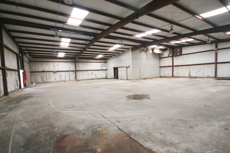 More Photos Of 804 W Mitchell St, Adel Distribution For Lease