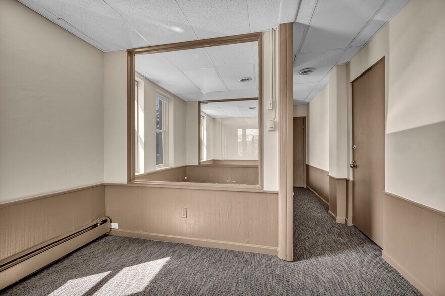 More Photos Of 15705 Detroit Ave, Lakewood Office For Lease