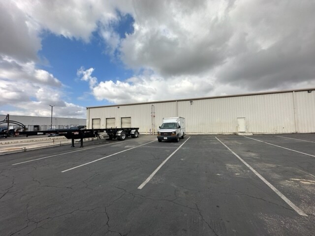 More Photos Of 1045 Rialto Ave, Rialto Warehouse For Lease