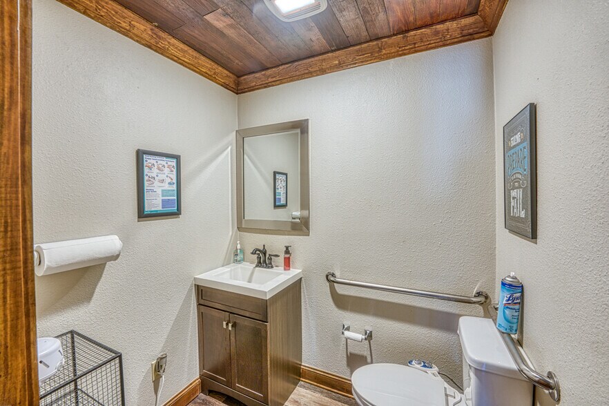 More Photos Of 320 Southland Dr, Burnet Office For Sale