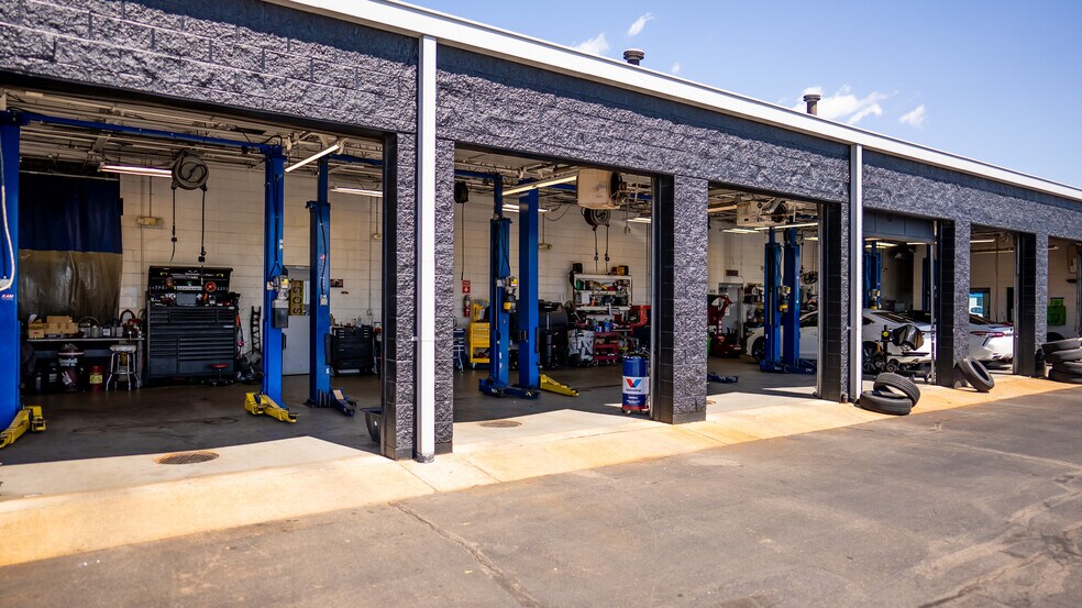 More Photos Of 5309 W Pike Plaza Rd, Indianapolis Auto Dealership For Sale