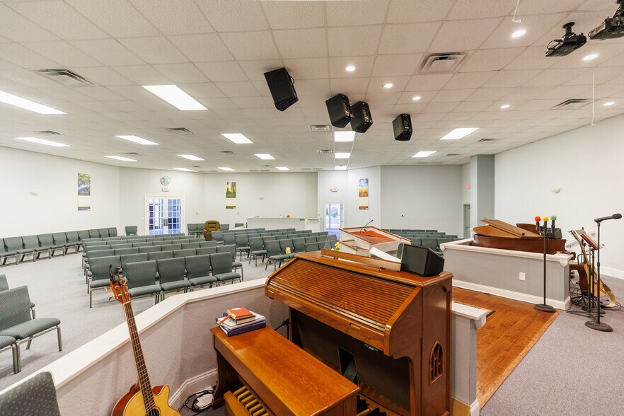 More Photos Of 37 E Main St, Lakeland Flex For Sale