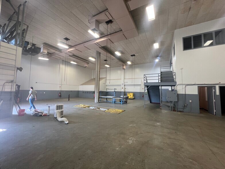 More Photos Of 275 Portsmouth Ave, Stratham Light Manufacturing For Sale