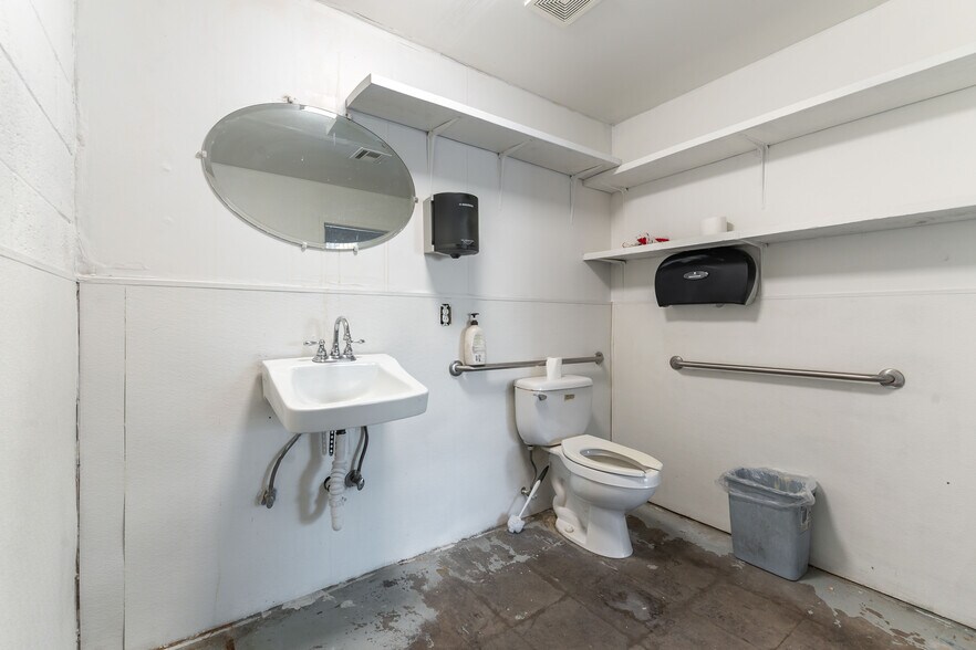 More Photos Of 2272 Crestline Loop, North Las Vegas Auto Repair For Sale