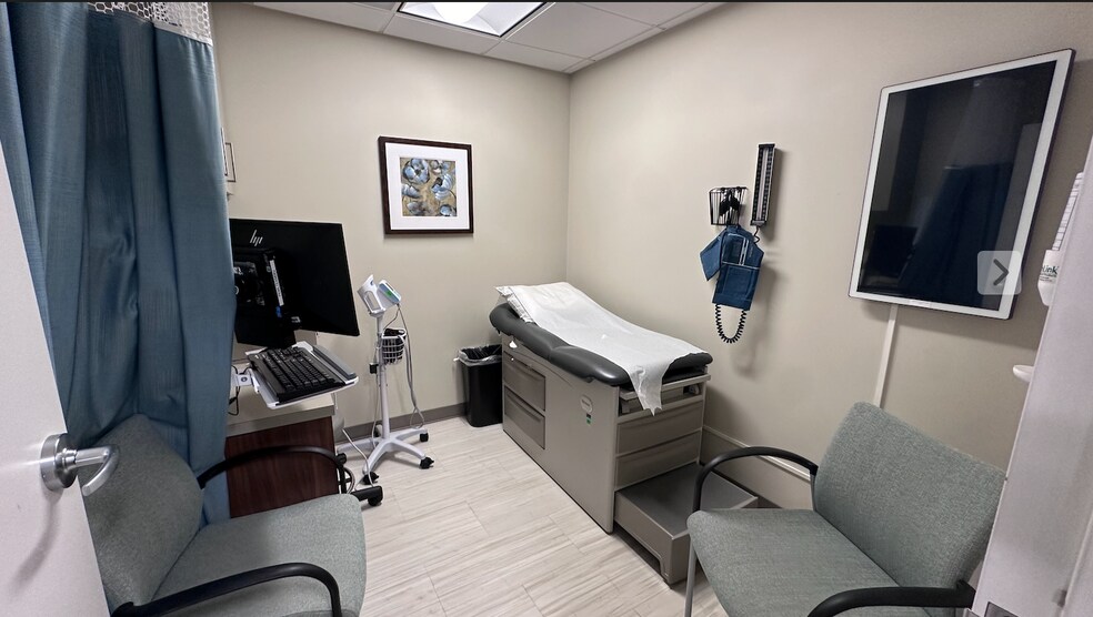 More Photos Of 130 Park St SE, Vienna Medical For Lease