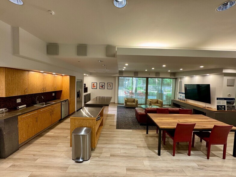 More Photos Of 1266 Manning Pky, Powell Office For Lease
