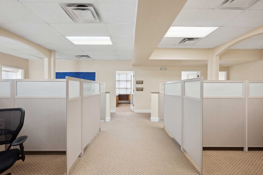 More Photos Of 16238-16242 N Florida Ave, Lutz Office Residential For Lease