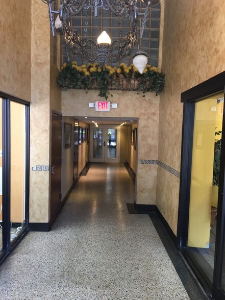 More Photos Of 194-200 Poplar Ave, Memphis Office For Lease
