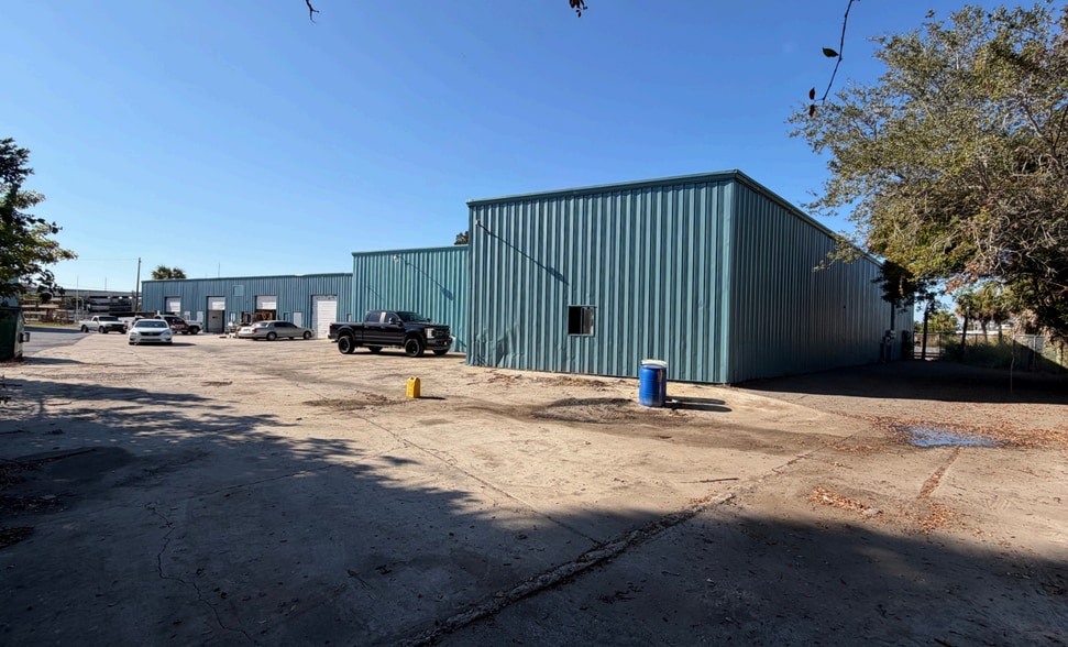 More Photos Of 1620 Tangerine St, Melbourne Unknown For Lease