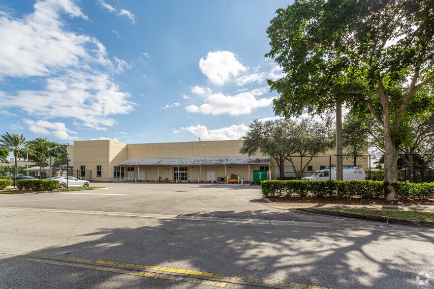 More Photos Of 17100 NW 59th Ave, Hialeah Office For Lease