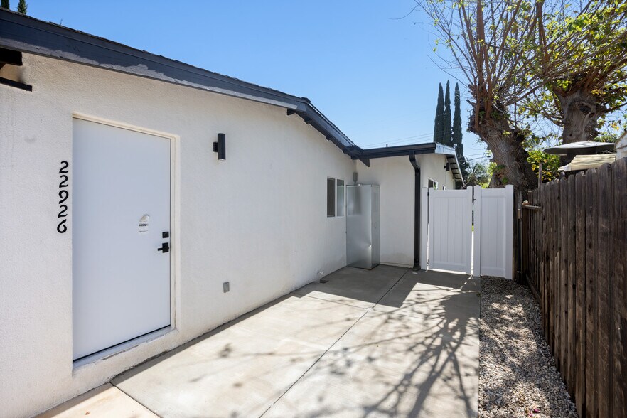 More Photos Of 22928 Leadwell St, West Hills Apartments For Sale