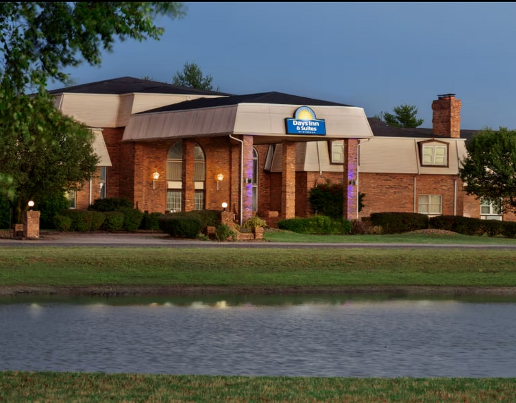 Primary Photo Of 220 S Interstate Dr, Sikeston Hotel For Sale