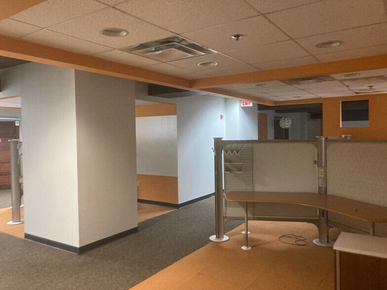More Photos Of 16-24 N Meridian St, Indianapolis Office For Lease