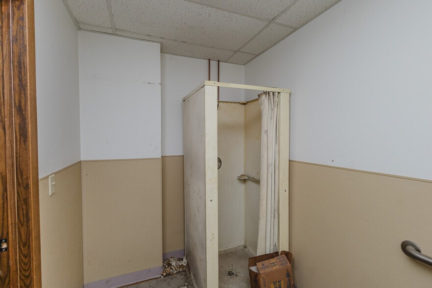More Photos Of 2555 N Market St, Wichita Auto Repair For Sale