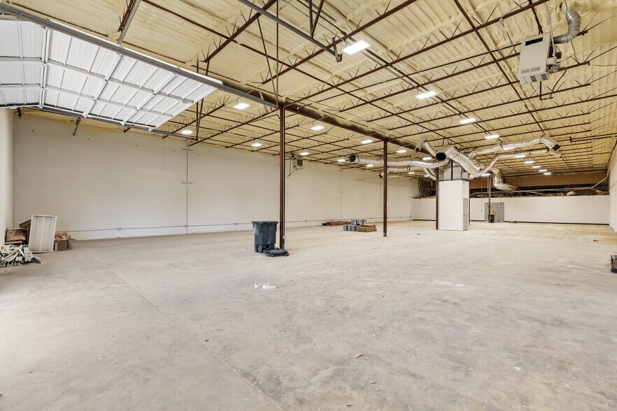 More Photos Of 10823 Sanden Dr, Dallas Flex For Lease