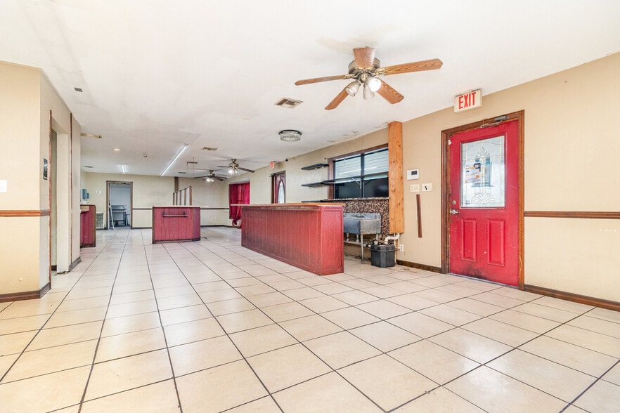 More Photos Of 2516 S Sanford Ave, Sanford Convenience Store For Sale