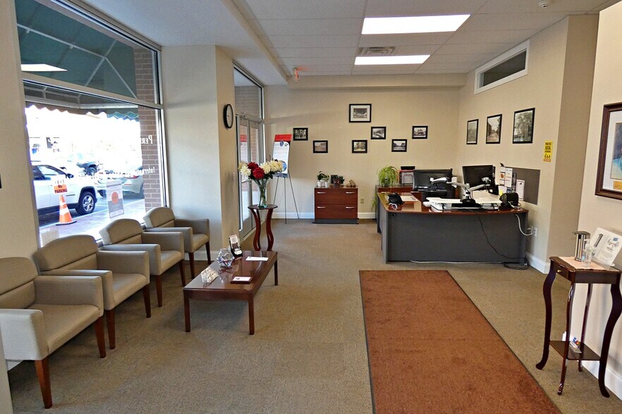 More Photos Of 10 W Main St, Lancaster Flex For Lease