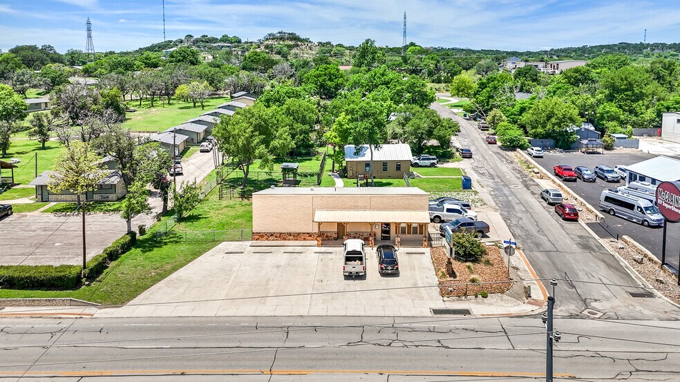 More Photos Of 1516 Sidney Baker St, Kerrville Veterinarian Kennel For Sale