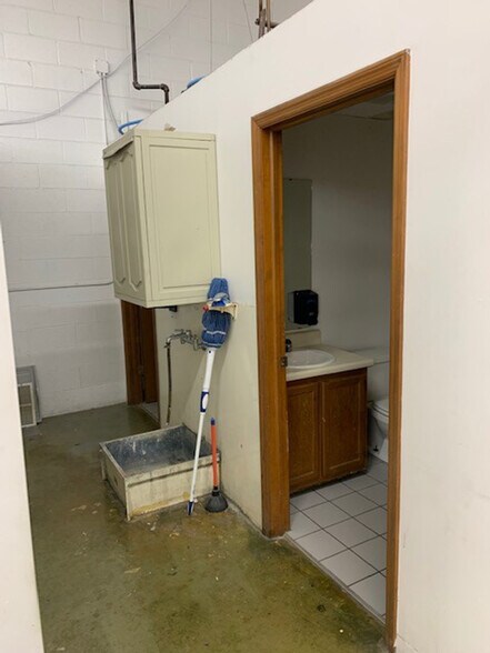 More Photos Of 6111-6117 Maxtown Rd, Westerville Warehouse For Lease