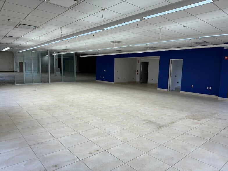 More Photos Of 15162 S Commerce Dr, Dearborn Research And Development For Sale