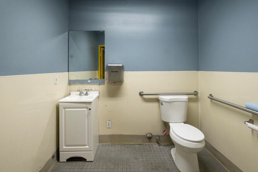 More Photos Of 15136 Valley Blvd, La Puente Warehouse For Lease