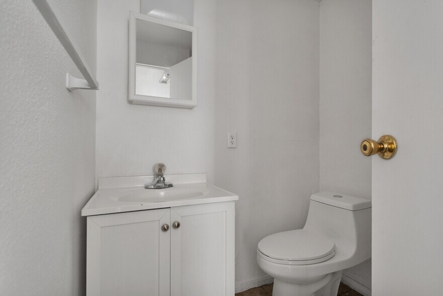 More Photos Of 9464 Hesperia Rd, Hesperia Freestanding For Sale