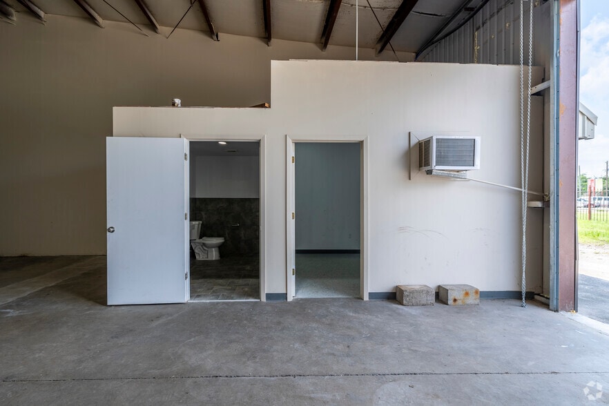 More Photos Of 130 Mitchell Rd, Houston Unknown For Lease