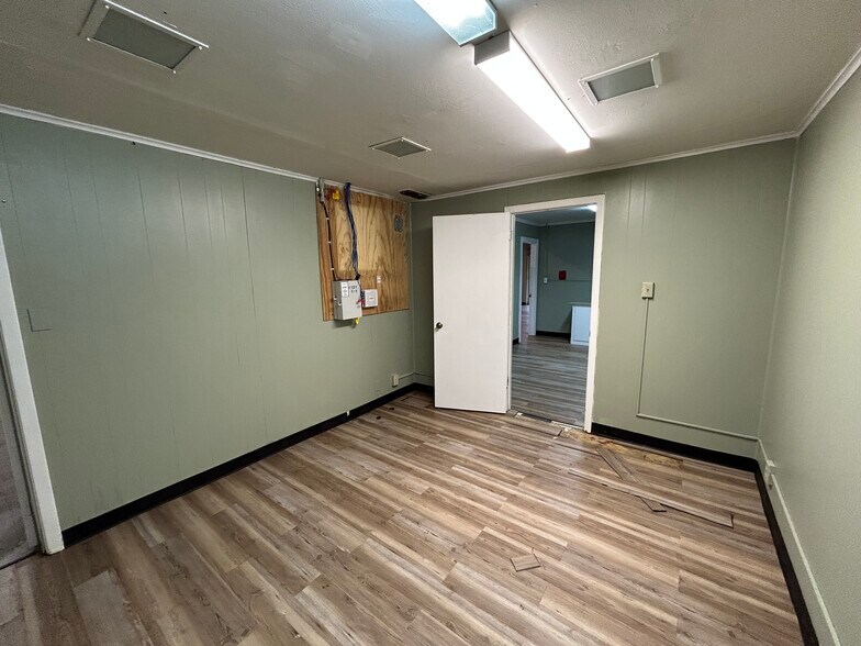 More Photos Of 121 S Glenwood Blvd, Tyler Storefront For Sale