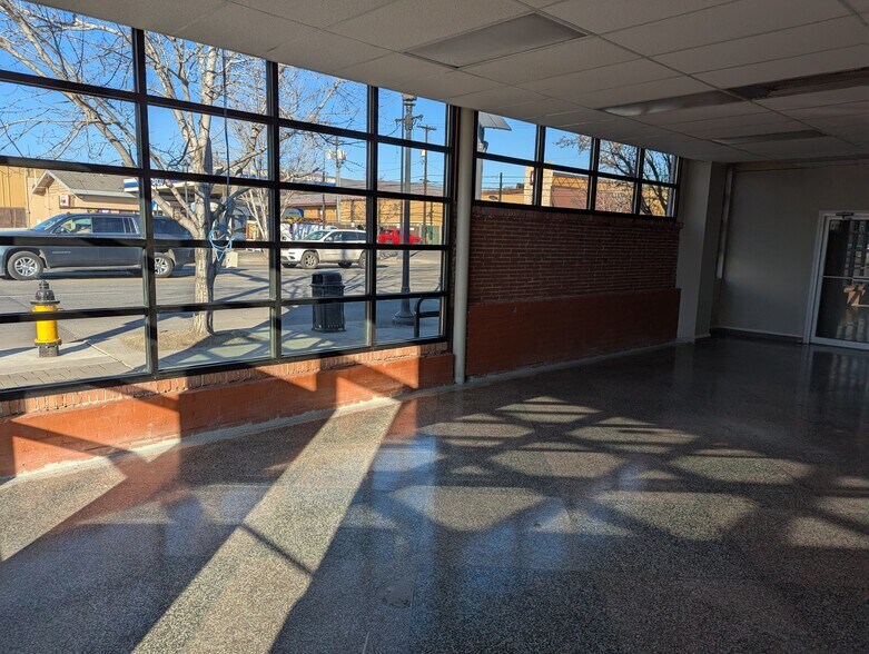 More Photos Of 602 E Yakima Ave, Yakima Storefront Retail Office For Lease