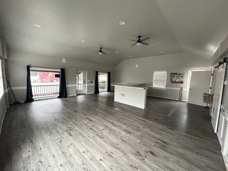 More Photos Of 722 N West St, Raleigh Bar For Lease