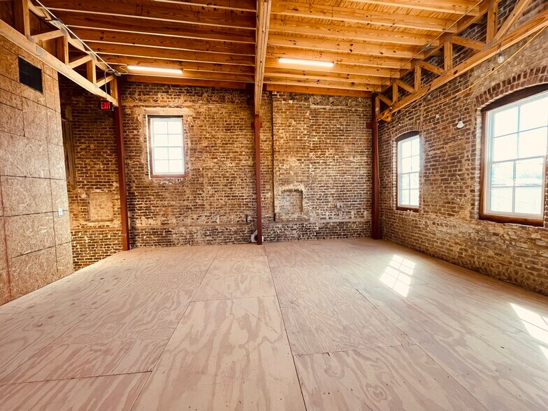 More Photos Of 109 Main Street, Columbiana Office For Lease
