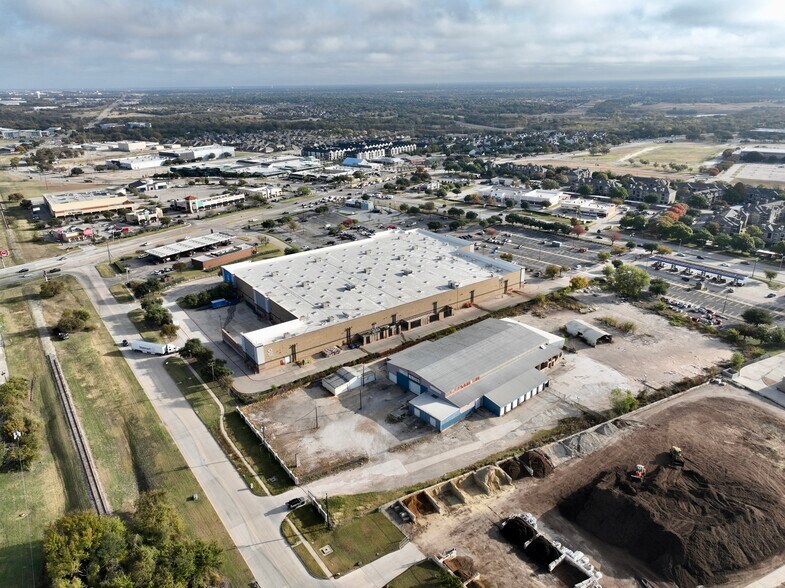More Photos Of 6000 Split Trail Rd, Plano Warehouse For Lease