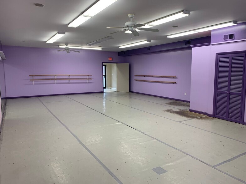 More Photos Of 141 Damon Rd, Northampton Storefront For Lease