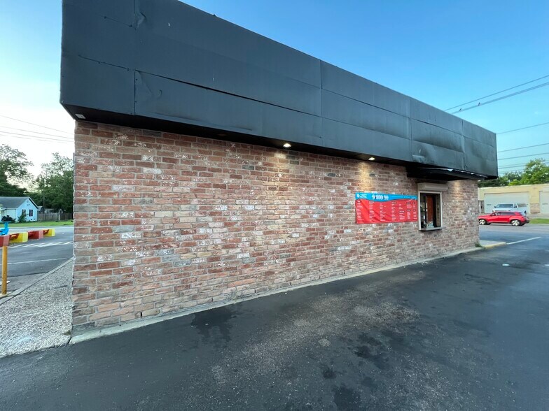 More Photos Of 2007 N Main St, Baytown General Retail For Sale