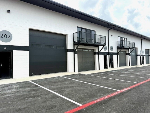 More Photos Of 15431 Fitzhugh Rd, Dripping Springs Showroom For Sale