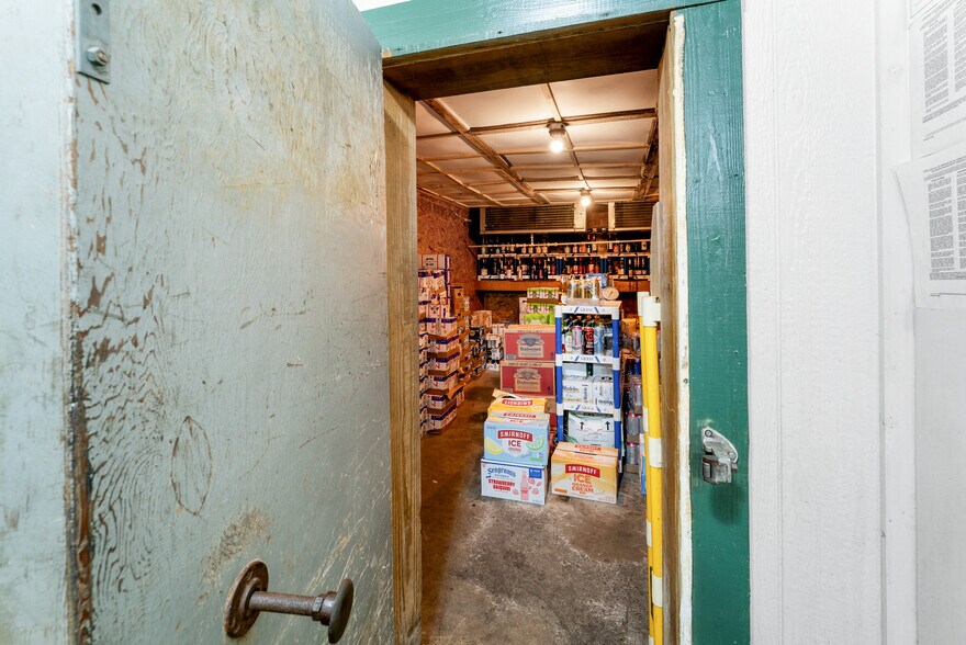 More Photos Of 512 S US Highway 301, Jesup Storefront For Sale