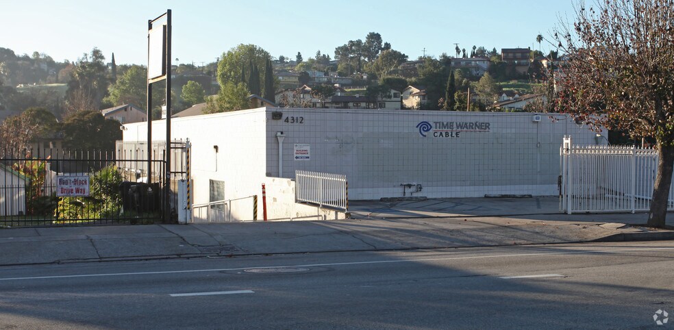 Primary Photo Of 4312 Eagle Rock Blvd, Los Angeles Service For Lease